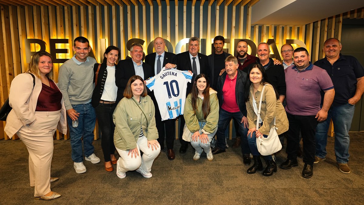 RealSociedad's tweet photo. 📸 Hoy nos han visitado representantes de Gautena con motivo del Día Mundial de concienciación sobre el autismo celebrado el pasado 2 de abril.

#WeareReal https://t.co/OGdKXrYw7u