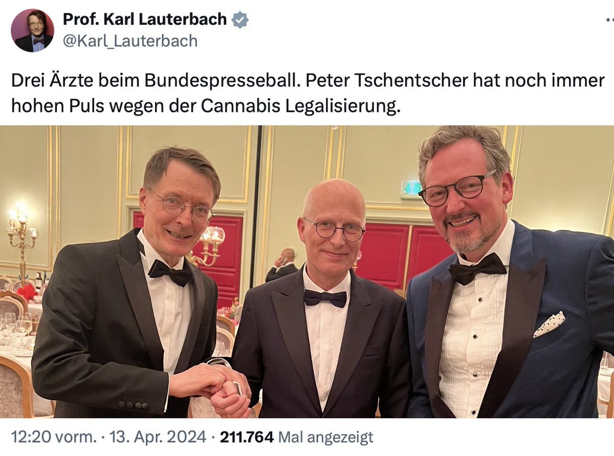 Mit #Gates-Kohle kann man feine Sachen kaufen:

Schlecht sitzender Anzug, zu enges Hemd mit schwarzen Knöpfen (zur Gala!), überdimensionierte Fliege und ein Einstecktuch der Traditionsmarke Tempo. Dreilagig. 👏

Dazu noch die rote Prosit-Birne…läuft bei  #Hirschhausen