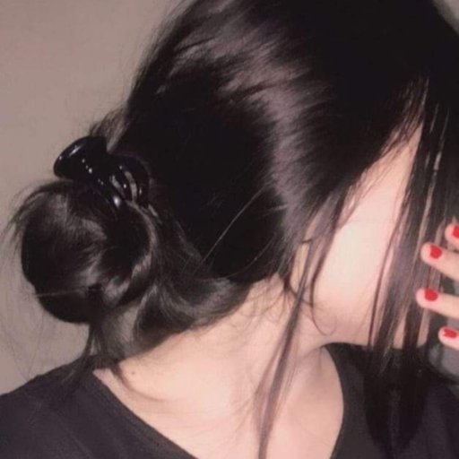 يتسلل إلى قلبي كما يفعل البرد في عظام الراعي وكان حضوره يضيئني فجأة،
تماما مثل صهيل في واد.