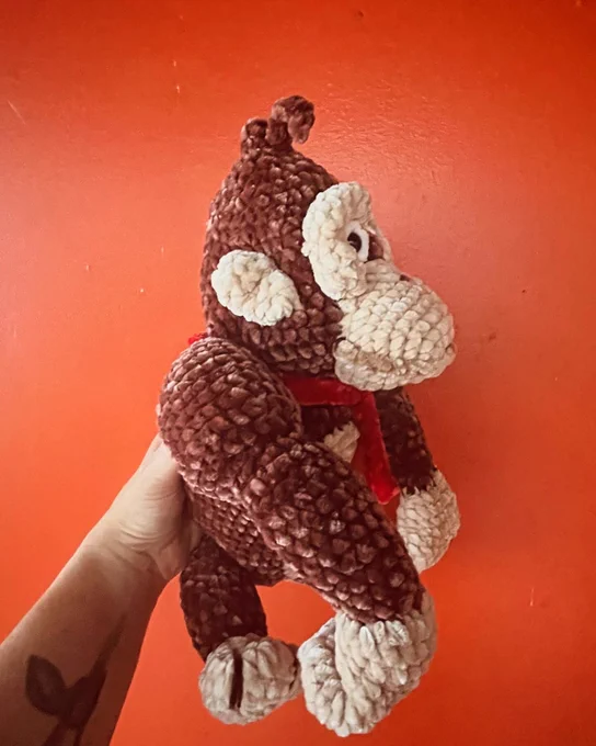 Side profile of crocheted Donkey Kong