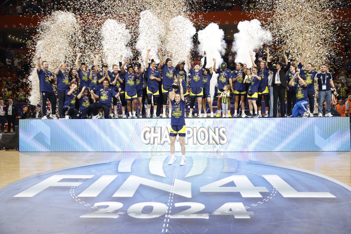#PotanınKraliçeleri Türk Bayrağımızı dalgalandırdı.🇹🇷 Fenerbahçe Alagöz Holding Kadın Basketbol Takımı ve tüm teknik ekibini, üst üste ikinci kez kazandıkları FIBA Kadınlar Avrupa Ligi Şampiyonluğu'ndan dolayı kutluyorum. Tebrikler! 🏀🏆🇹🇷