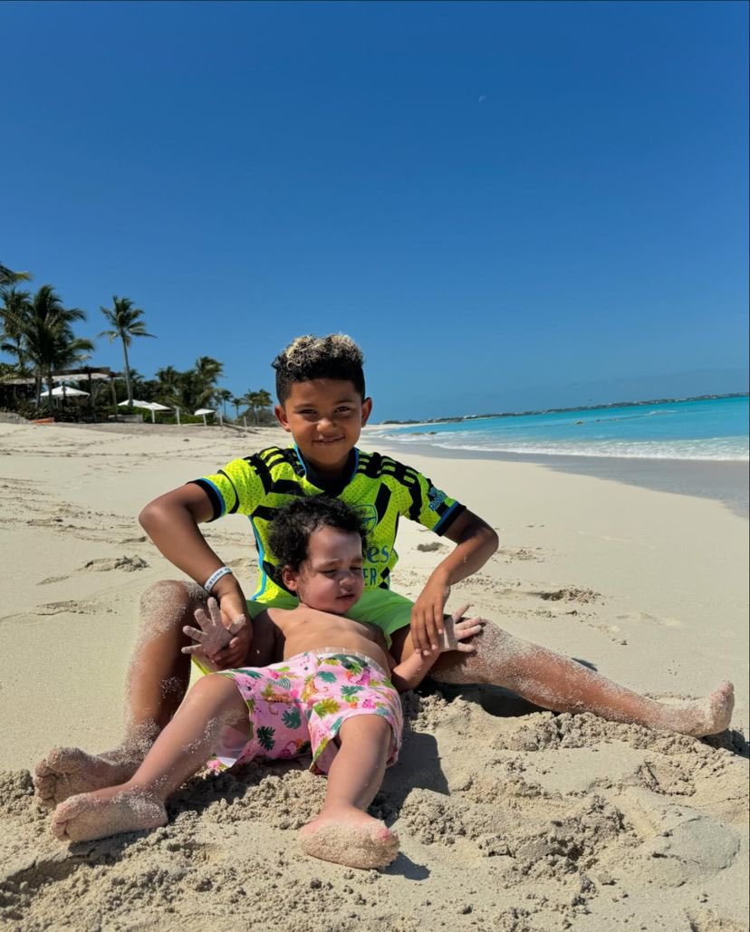 KimKardashian's tweet image. Beach Babies 🏝️