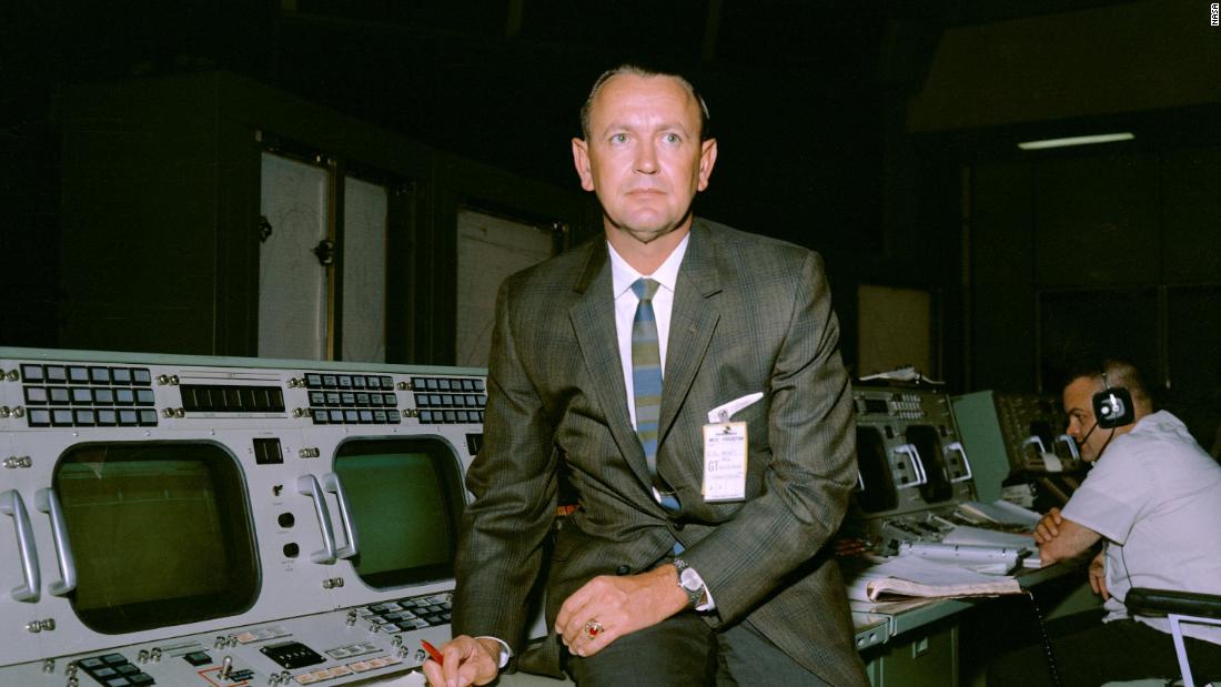 Under the leadership of Chris Kraft, NASA's Flight Controllers were expected to be decisive, focused and scrupulously honest. 54 years ago these qualities helped save Apollo 13 from disaster. #OTD in 2011, #NASA renamed the Mission Control Center in Houston in Kraft's honour.