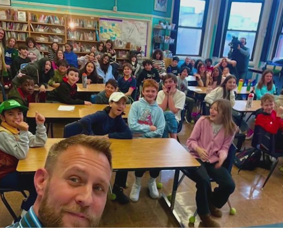 Back to school! It's been a while, so WGN Meteorologist <a href="/TimJoyceWX/">tim joyce</a> was thrilled to answer students' questions on a recent visit to Nettelhorst Elementary in Lake View.
wgntv.com/weather/wgn-me…
