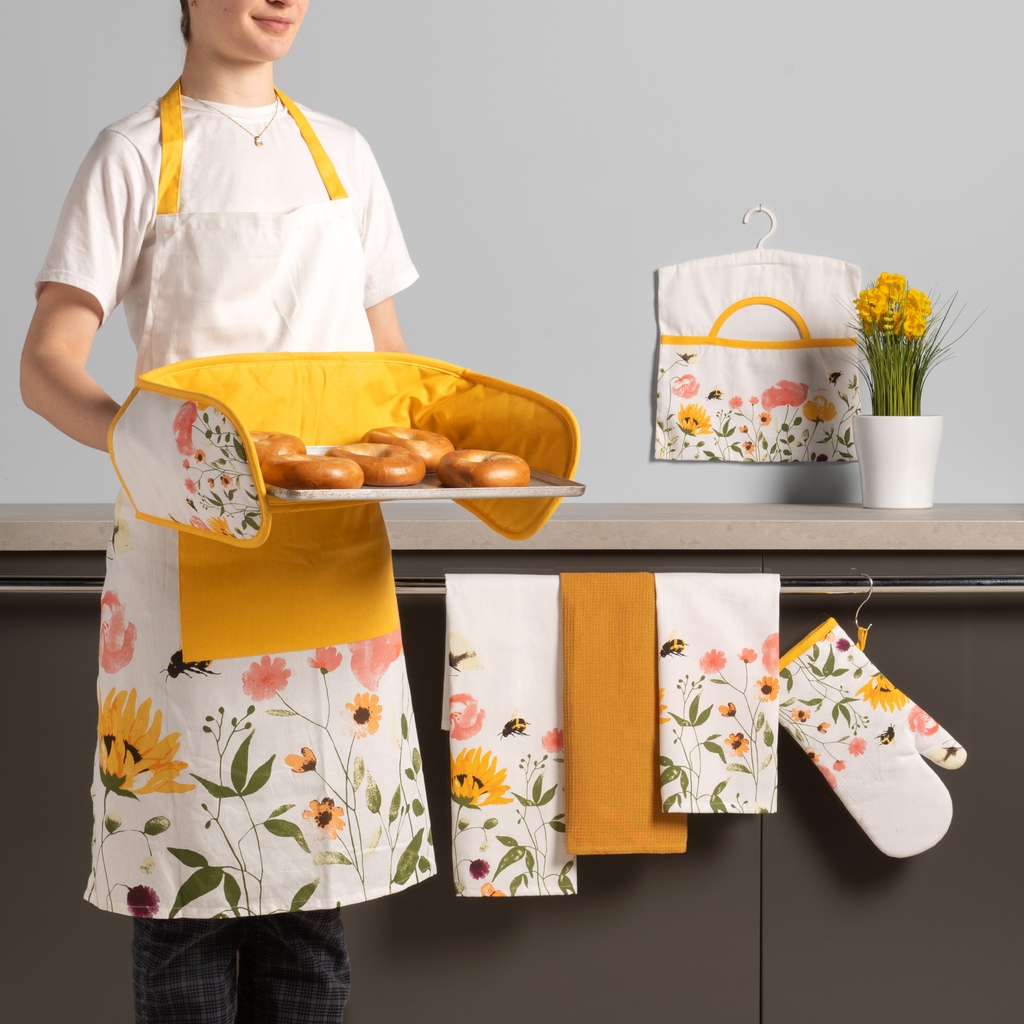 Cooking up a storm never looked so good!🧑‍🍳

Functionality meets style with our latest kitchen co-ord ranges! The ranges cover everything from tea towels to oven gloves as well as featuring booster cushions and seat pads!✨

🏷 Prices start from £1.99