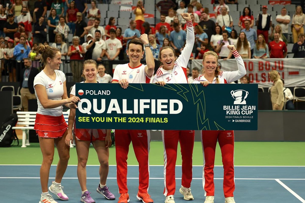 MFrech97's tweet photo. WE DID IT! 🇵🇱🇵🇱🇵🇱 Thanks Team for a great week!👊🏼🙏🏼😁🔜 Seville, we are coming! #finals 🤗😍 Thank you everyone for supporting us!🤍❤️ @BJKCup #teampoland #whiteandred https://t.co/Nwbgoi8ipG