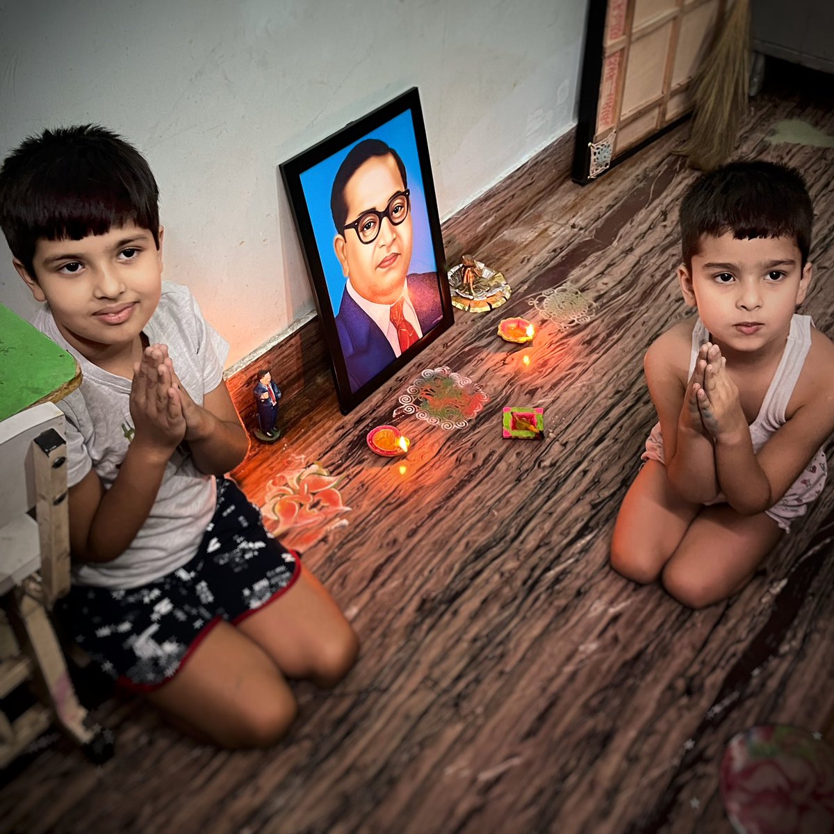 बच्चों ने घर पर रंगोली और दिया जलाकर मनाया बाबासाहेब अंबेडकर का जन्मदिन #JaiBhim