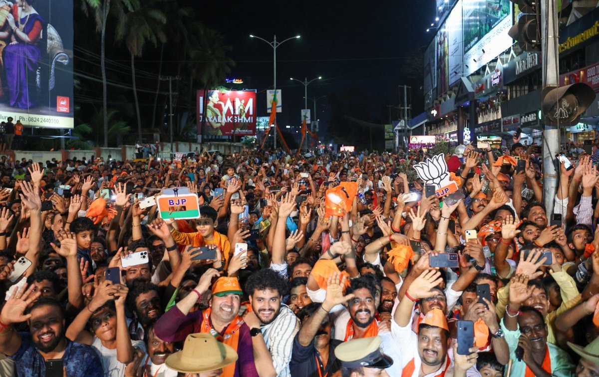 narendramodi's tweet photo. ಕಳೆದ ದಶಕದಲ್ಲಿ ನಮ್ಮ ಸರ್ಕಾರ ದಕ್ಷಿಣ ಕನ್ನಡ ಕ್ಷೇತ್ರದಲ್ಲಿ ಸಾಕಷ್ಟು ಕೆಲಸಗಳನ್ನು ಮಾಡಿದೆ. ಸಾರಿಗೆ, ಬಂದರು ಅಭಿವೃದ್ಧಿ, ಮೀನುಗಾರಿಕೆ ಮತ್ತು ಮಹಿಳಾ ಮೀನುಗಾರರ ಸಬಲೀಕರಣ, ಇಂಧನ, ಆರೋಗ್ಯ ಮತ್ತು ಇತರೆ ವಲಯಗಳನ್ನು ಕೇಂದ್ರೀಕರಿಸಿ ಕೆಲಸ ಮಾಡಲಾಗಿದೆ. ಇಲ್ಲಿನ ಉದ್ಯಮಶೀಲ ಮನೋಭಾವಕ್ಕೆ ಹೆಸರುವಾಸಿಯಾಗಿರುವ ಅನೇಕ ಜನರಿಗೆ ನಮ್ಮ ಆರ್ಥಿಕ ಸುಧಾರಣೆಗಳ ಮೇಲಿನ ಒತ್ತು ಪ್ರಯೋಜನಕಾರಿಯಾಗಿದೆ.