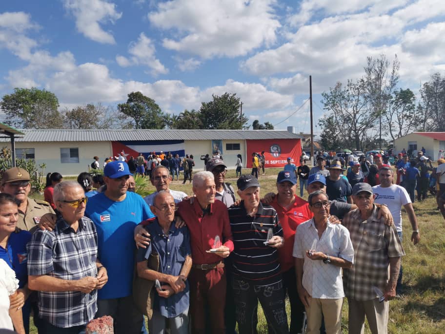 Productiva jornada de trabajo voluntario, como parte de las actividades por el #1Mayo en #Cuba🇨🇺, se realizó en el organopónico de Fontanar en la #LaHabanaDeTodos, reconocimiento a combatientes de Playa Girón y a dirigentes del @PartidoPCC. #PorCubaJuntosCreamos #GenteQueSuma