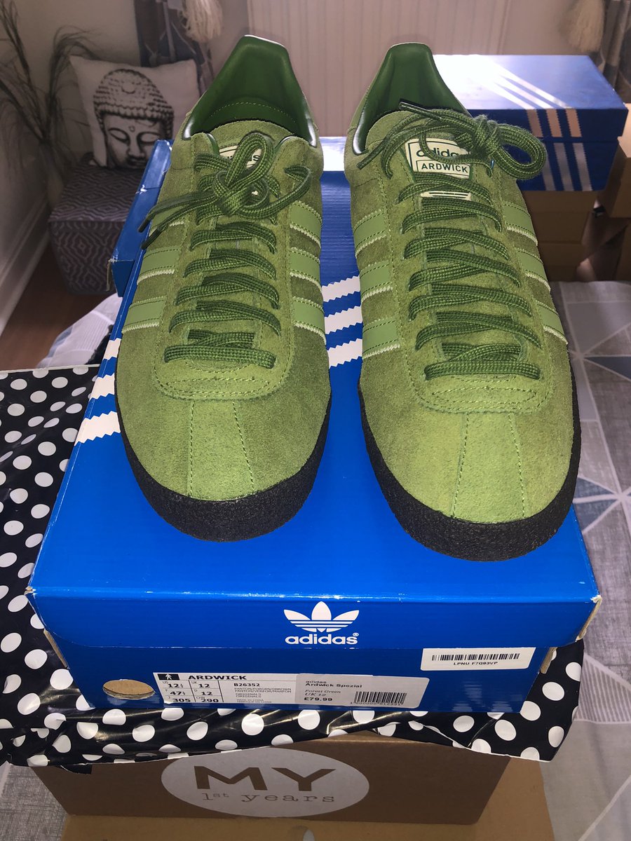 connersofficial's tweet photo. @adiFamily_ Ffs just bought a pair too 😂😂 https://t.co/AO2vPN3pOE