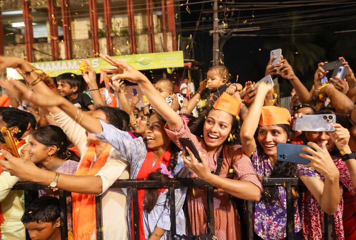 durgaramdas's tweet photo. Mangalureans loved the roadshow of Prime Minister Sri @narendramodi in giving him the great support . What a wave of crowd. Definetely people of Dakshina Kannada will vote for their candidate @CaptBrijesh to make BJP victorious once again #NamoInMangaluru #ModiwaveinKarnataka https://t.co/2YYYOfhauO