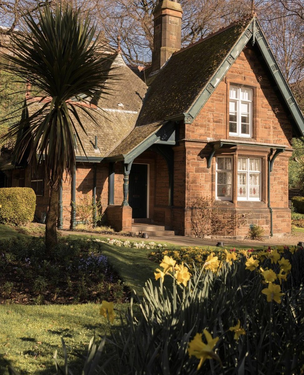 Enjoying the beauty of spring with a stroll through Princes Street Gardens. 🌼 📸IG/snapsbyshirin 📍Gardener's Cottage, Princes Street Gardens #EdinPhoto #ForeverEdinburgh