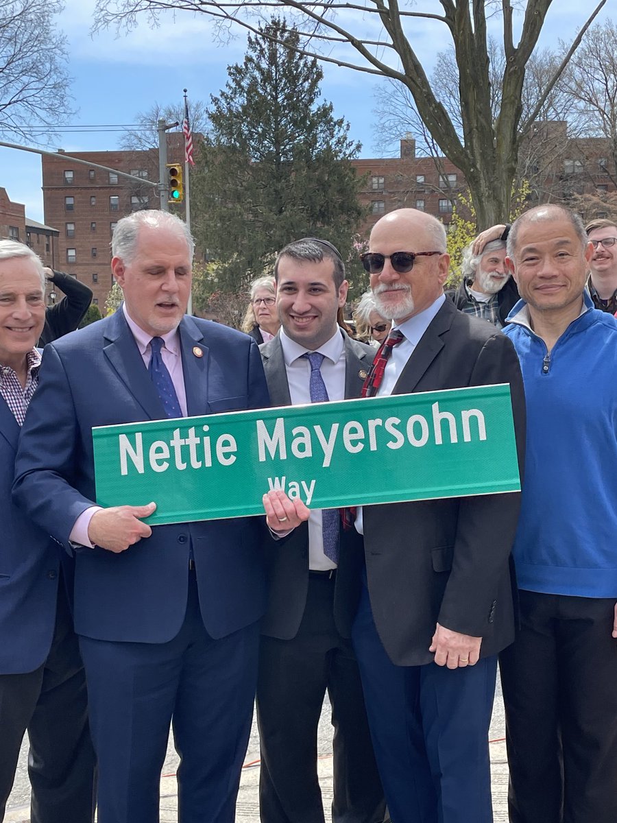 I was tremendously proud to help rename a street after late Assemblywoman Nettie Mayersohn in the heart of #Electchester which she called home for 66 years. I hope to honor the legacy she left.