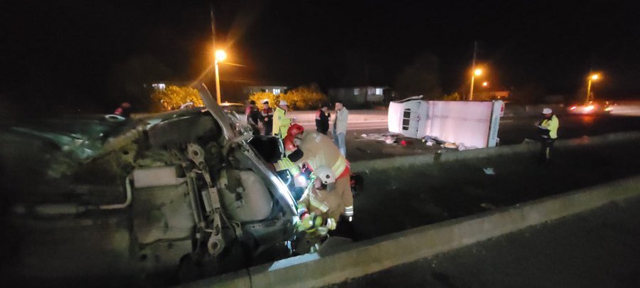 DAKESAR's tweet photo. DAKE Düzce gönüllüleri, D-100 Karayolu Altınpınar Kavşağı Mevkiinde meydana gelen yaralanmalı trafik kazasına müdahale etti.Gönüllülerimiz, 2 aracın karıştığı ve 6 kişinin yaralandığı kaza sonrasında çevre güvenliğini sağlayarak Düzce İtfaiyesi personeline müdahale desteği verdi https://t.co/RmEUnuGch1