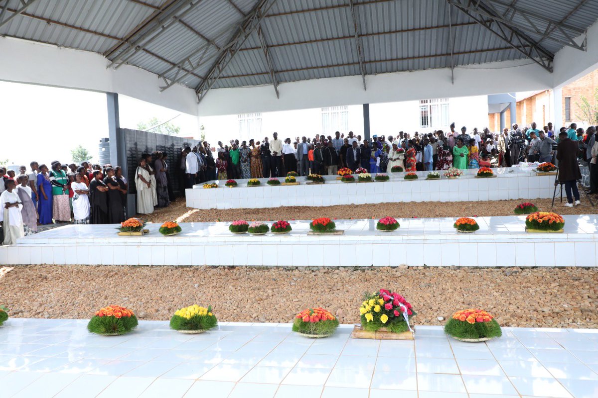 Uyu munsi Minisitiri Maj. Gen. (Rtd) Albert Murasira yitabiriye igikorwa cyo kwibuka ku nshuro ya 30 Jenoside yakorewe Abatutsi mu 1994 i Kibeho muri @NyaruguruDistr. Yihanganishije abarokotse, ashima ubutwari bw'inkotanyi zabohoye u Rwanda. #Kwibuka30