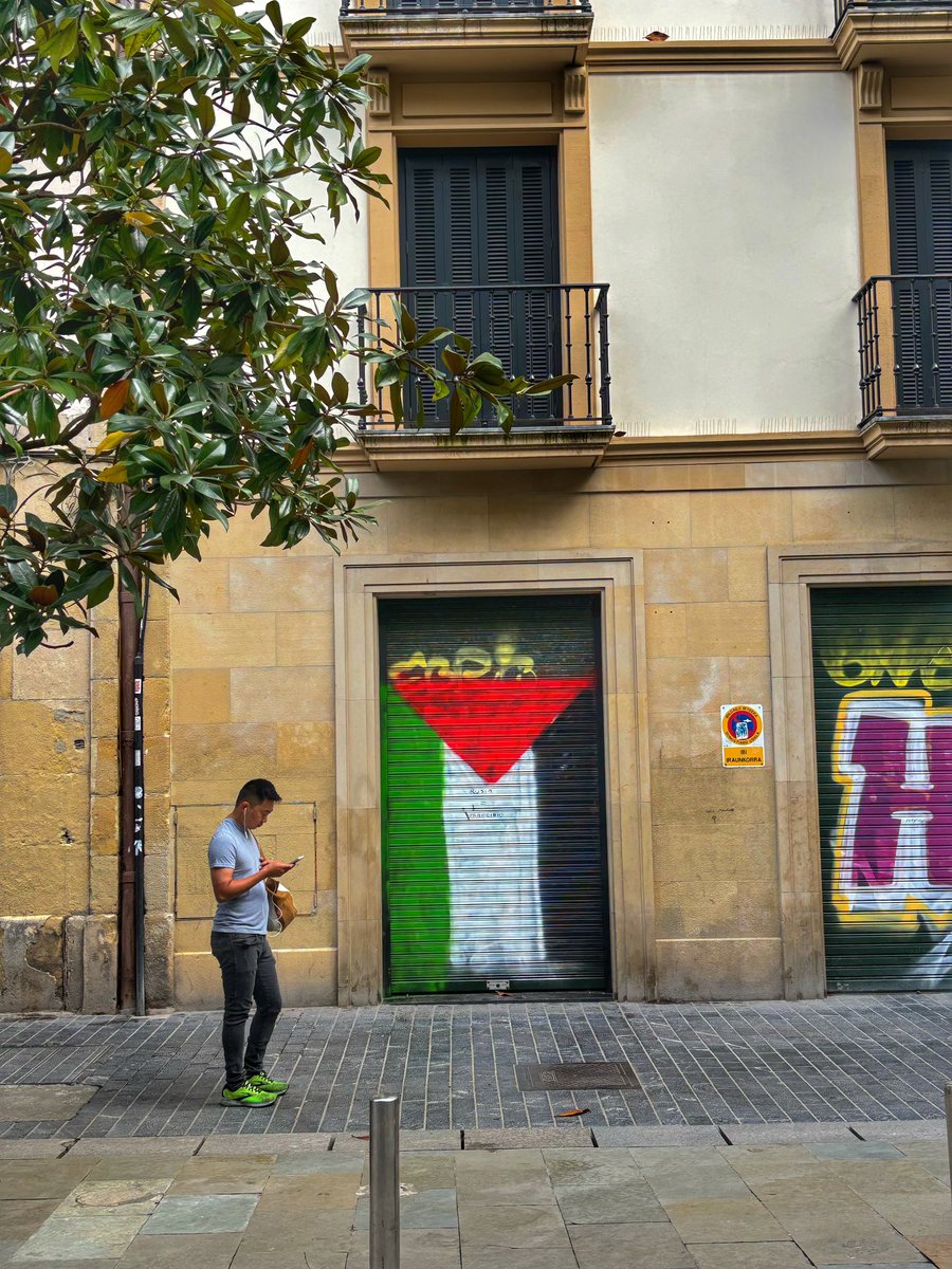 Turista y 🇵🇸 en el día del maratón de cortos palestinos en el @GizaZinemaldia 📸 Donostia / San Sebastián #Streetphotography #documentaryphotography