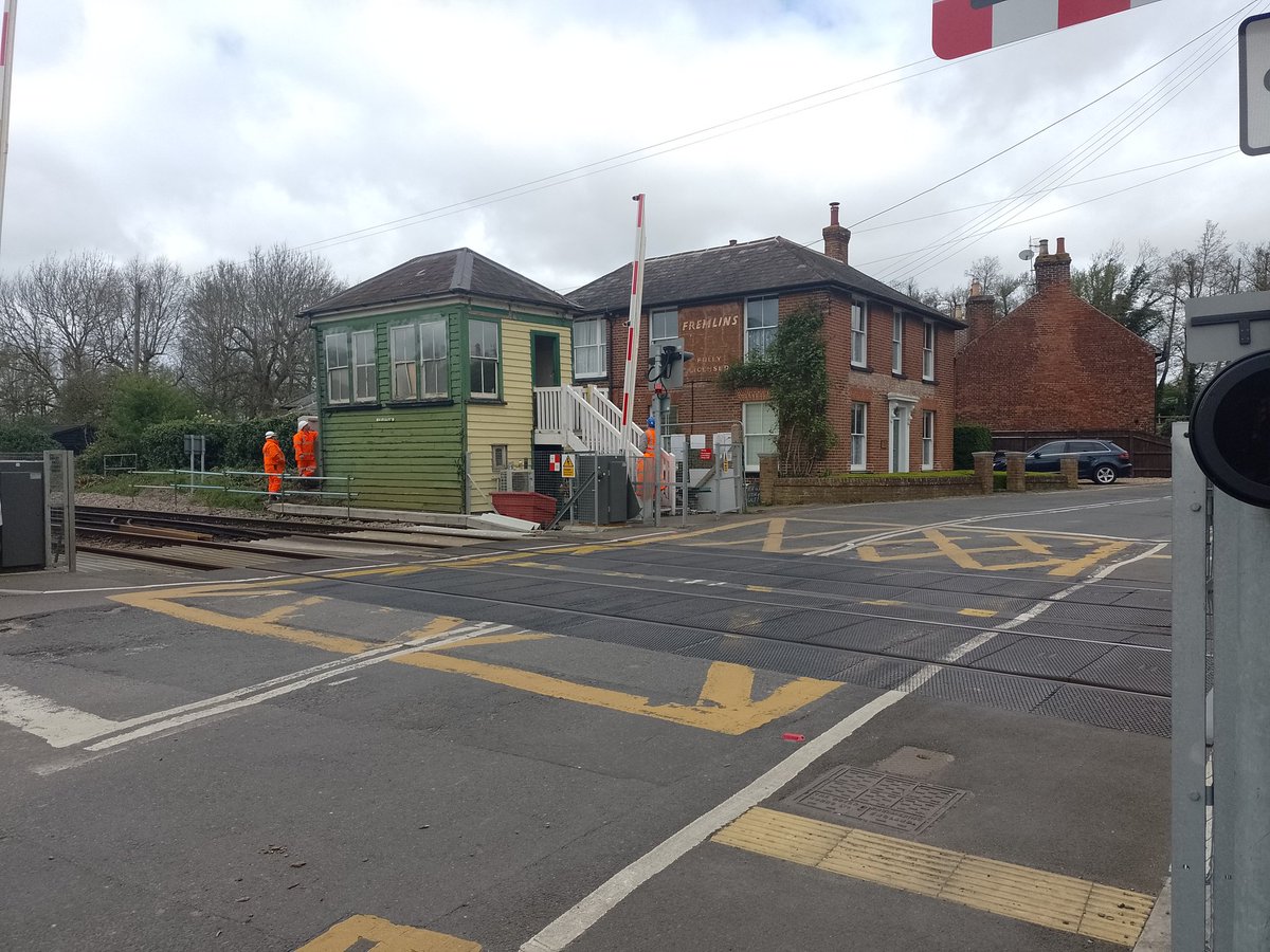 HBtrainfan375's tweet photo. Station 73/106:
Chartham ✅

It has a very nice Grade listed Signal box and it's got one of those Bus stop lookalike shelters at the London bound platform. A Great station to be at! https://t.co/EJnBHsFjgA
