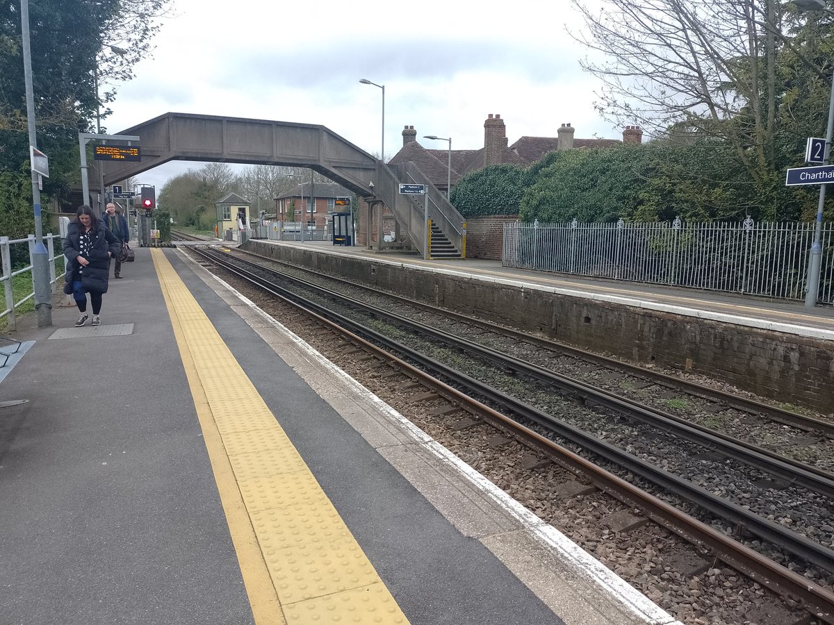HBtrainfan375's tweet photo. Station 73/106:
Chartham ✅

It has a very nice Grade listed Signal box and it's got one of those Bus stop lookalike shelters at the London bound platform. A Great station to be at! https://t.co/EJnBHsFjgA