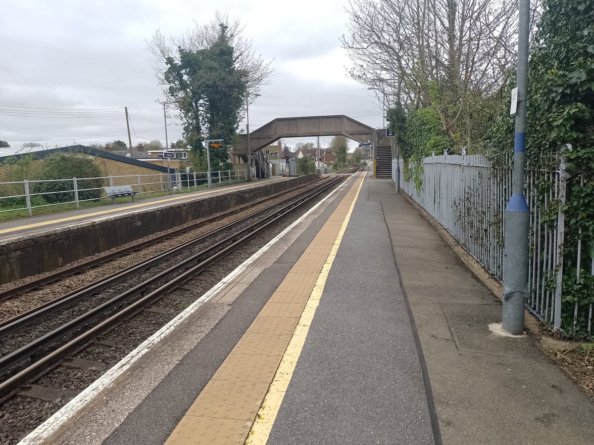 HBtrainfan375's tweet photo. Station 73/106:
Chartham ✅

It has a very nice Grade listed Signal box and it's got one of those Bus stop lookalike shelters at the London bound platform. A Great station to be at! https://t.co/EJnBHsFjgA