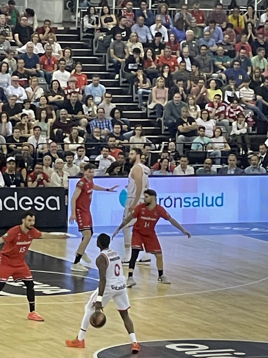 @FundacionCBG @valenciabasket @solobasketcom @SuperDave___ #LigaEndesa
#GranadaValencia

Tiempo muerto de Xabi Albert que quiere parar la reacción de @FundacionCBG 
Los granadinos han aprovechado una antideportiva de Robertson y posterior falta para poner el marcador 24-27 a falta de 6:12 para el descanso!!!