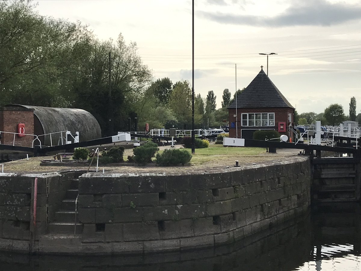 At last! The waters finally subsided and, two weeks later than scheduled, had our first 2024 normal day's duty at #Sawley. Our lock keeping volunteer duo of Barrie and Tina locked through 29 boats to get them moving and our seasonal tally going. @CRTEastMidlands #VolunteerByWater