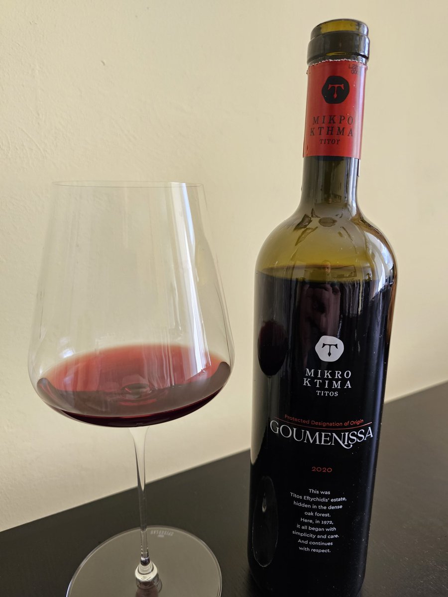 Torben60196873's tweet photo. Heute mal einen Rotwein aus Griechenland im Glas! 🇬🇷
 
Mikro Ktima Titos,
Goumenissa 2020
Rebsorten: 80% Xinomavro, 20% Negoska

#Greekwine #Xinomavro #Negoska #Goumenissa https://t.co/xoJlnFku4s