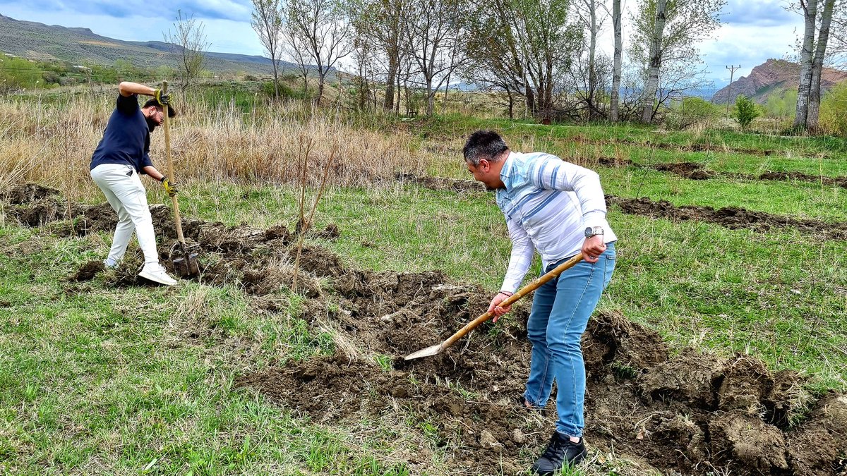 Halıkışla'daki hobi bahçemizin ilk misafirleri kıymetli dostlarım <a href="/mhmtdmn/">Mehmet Duman</a> ile <a href="/tolgahan_tiktas/">Tolgahan Tiktaş</a> oldu. "Tarlada izi olmayanın harmanda yüzü olmaz" şiarıyla önümüzdeki yıllarda yiyecekleri kayısılar, elmalar, armutlar için kürek salladılar. Var olsun köylü dostları 🤚🙂