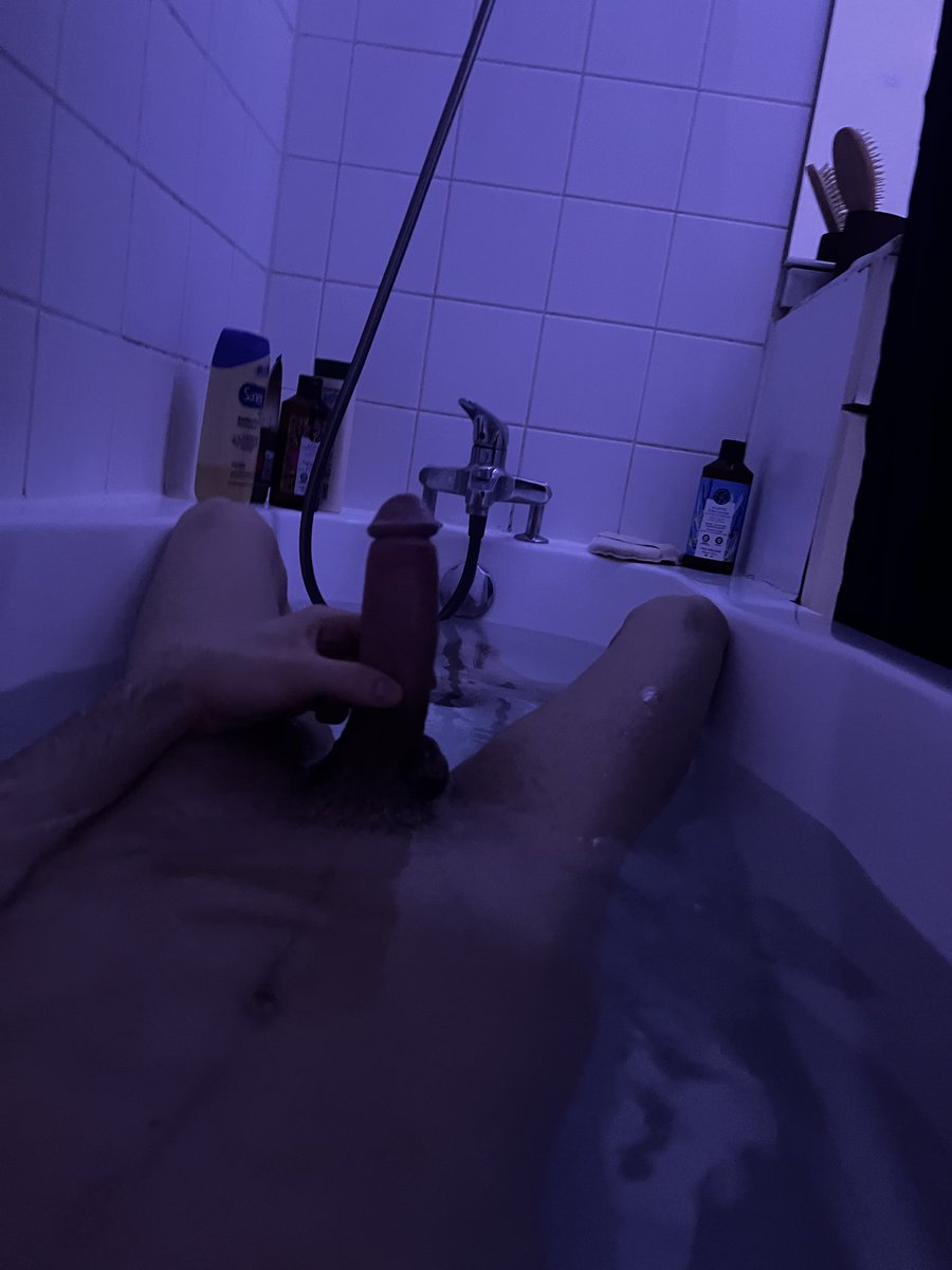 Left of right ? 😌 RT this if you would take a bath with both of us🙋🏻‍♂️🍆 Jerkoff video : onlyfans.com/frenchdick18