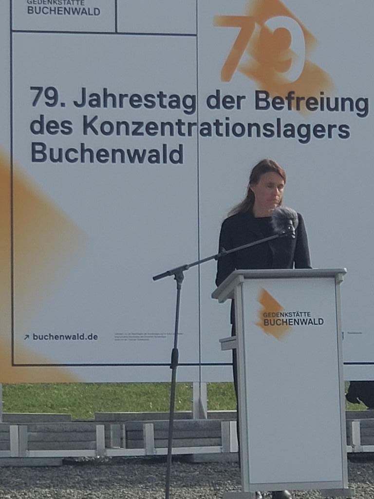 Discours bouleversant d'Aurélie Filippetti @aurelifil, invitée d'honneur de la commém. de la libération du camp de @Buchenwald_Dora, sous la forme d'un message à son grand-père tué ici et d'un appel à la paix. Discours longuement applaudi par le nombreux public venu de 50 pays.