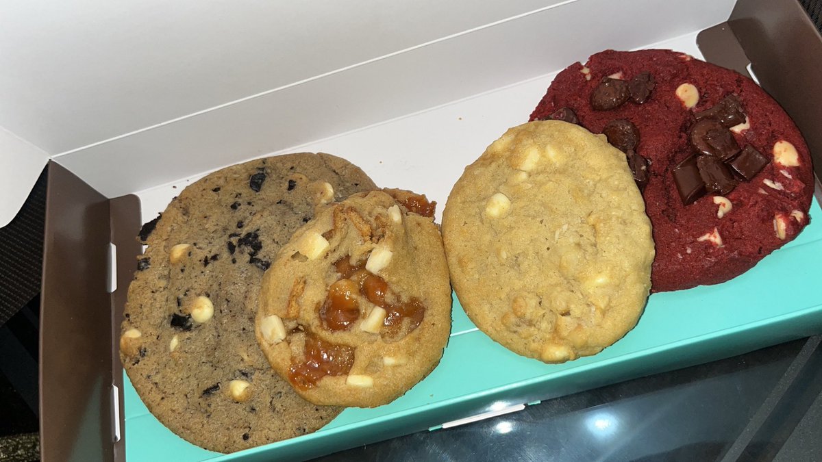 Andrea✨ tweet media