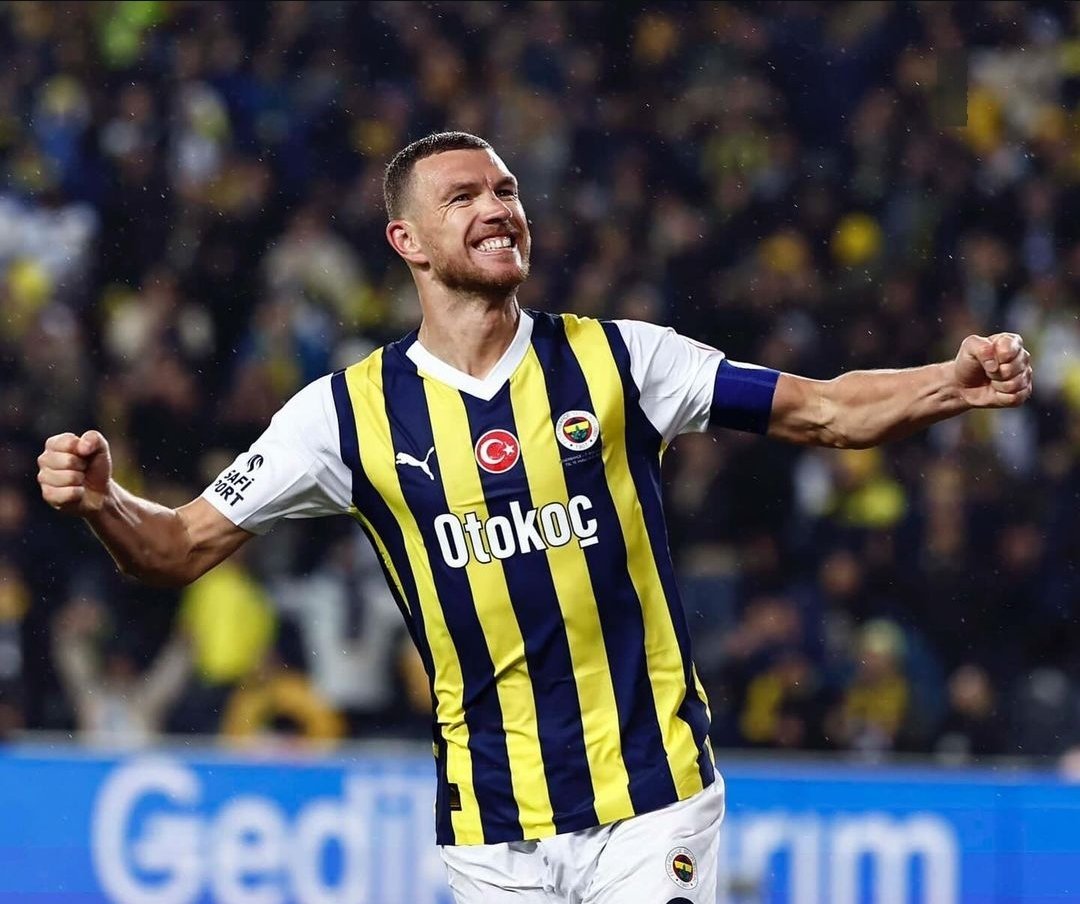 🇧🇦 Kaptanımız Edin Dzeko, Fenerbahçe formasıyla bir sezonda 20 gole ulaşan 5. yabancı futbolcu oldu.

🇧🇦 Elvir Bolic
🇳🇱 Pierre van Hooijdonk
🇧🇷 Alex de Souza
🇪🇨 Enner Valencia