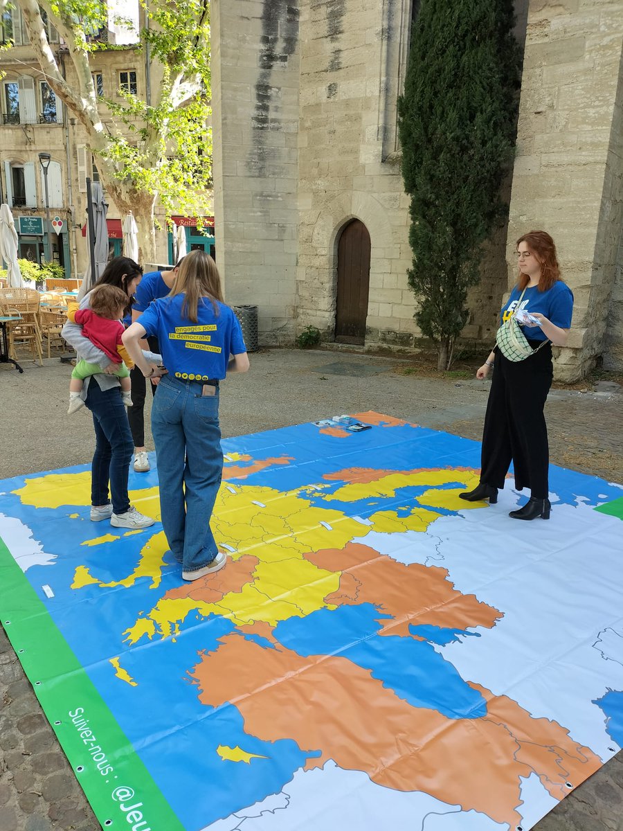 Hier à Avignon pour sensibiliser aux élections européennes via des actions pédagogiques et du tractage ! La campagne @europepourdebon se vie à travers le territoire 🇪🇺.