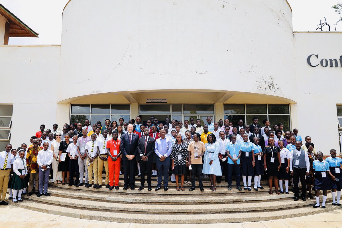 paultesla23's tweet photo. #PACE_Academy_National_Summit 🇺🇸🇺🇬
U.S Ambassador to🇺🇬 William Popp; “You've demonstrated that leadership is not just about holding positions of power; it's about taking purposeful action, nurturing community values, and influencing positive change.
@mfaiuganda @MichaelDTubbs https://t.co/ugQ2SuRsrQ