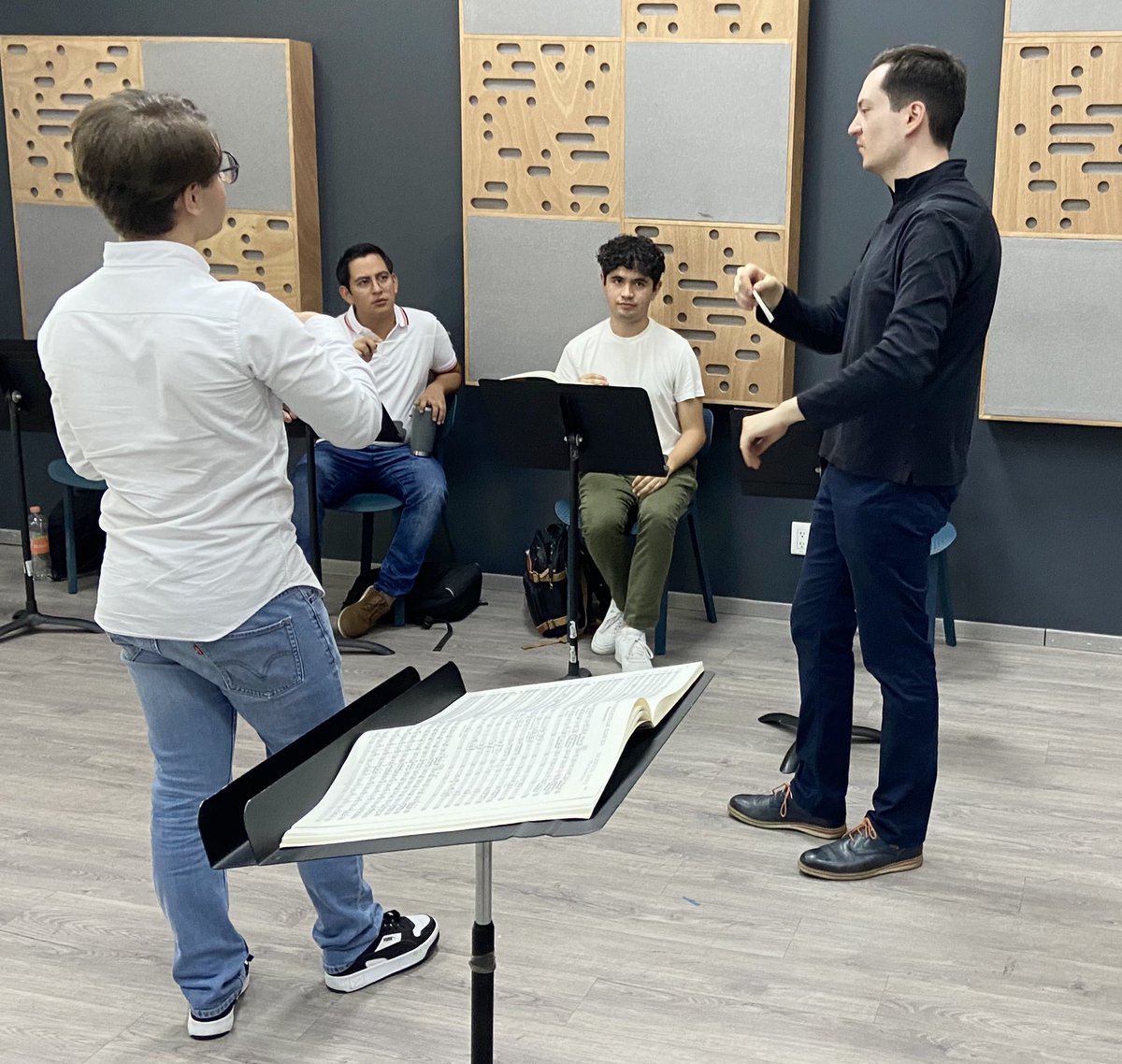 alexandervpiano's tweet photo. Momento de aprendizaje 🤗🎶 https://t.co/dNpF0kB2ol
