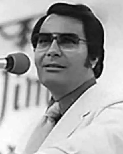 Just boarded an early morning flight wearing this white suit. My seat mate looked at me and said “Bartender?” I said “No. Evangelist.” What part about me prompted him to think I mixed drinks? 🤔
#NeverHappened #JimJones #cryptocrash #IranAttack