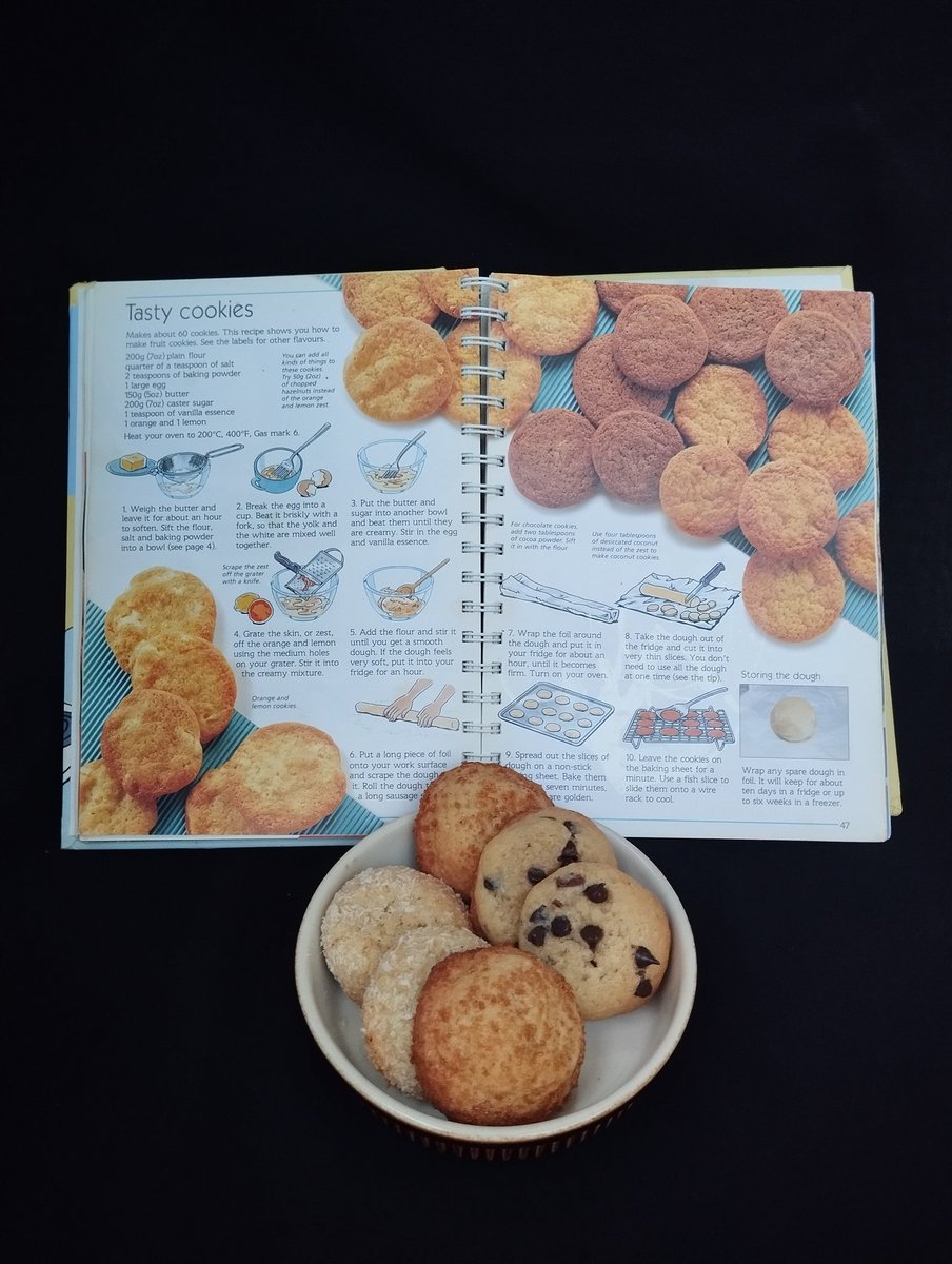 Just pulled the fourth batch of cookies out of the oven in 3 weeks! My family's turned into a bunch of cookie monsters – they can't get enough! 🍪👹 #baking #homemade @Momademia