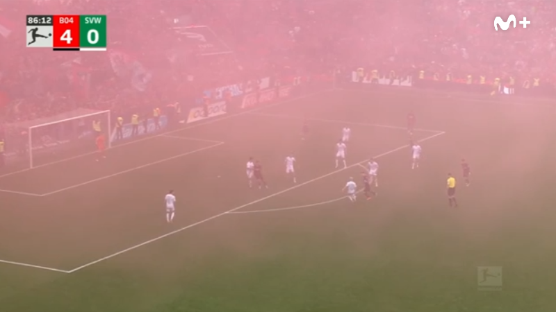 MPlusDeportes's tweet photo. Tirando de vaper de fresa.

Lola Lolita no podía faltar a la fiesta. 

#LaCasadelFútbol #Bundesliga https://t.co/nawbdPHEKc