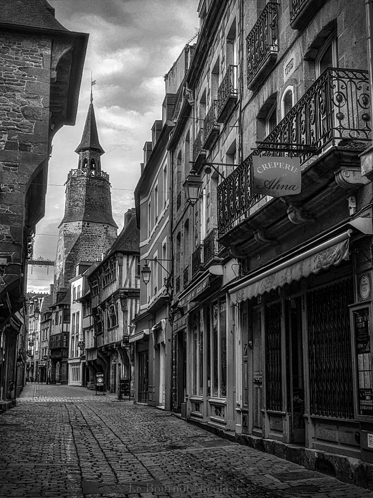 Une photo en noir & blanc de la rue de la Poissonnerie à Dinan. Je vous souhaite une belle soirée #Dinan #cotesdarmor #bretagne #MagnifiqueBretagne #MagnifiqueFrance #magnifiquecotesdarmor #irresistiblescotesdarmor