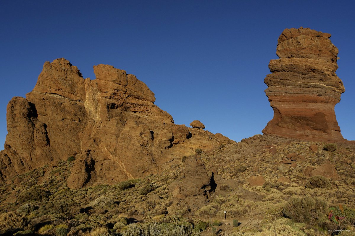 Parque Nacional del Teide - Roque Cinchado #tenerife #tenerifetag #teide #paradise #heritage #spring #natgeo #canarias #senderismo #mothernature #photographer #vscocam #travelgram #wanderlust #instalike #instagood #naturelovers #landscapephotography #explore #adventure #earthpix