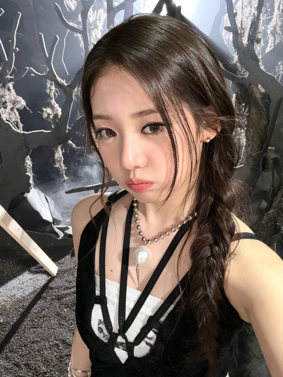 baemonrorah's tweet photo. Hello, this is my first Weverse selcas! Never beat the face-card allegations against Lee Rora. Strike poses and took selcas in the middle of the hustle and bustle of music video filming. What you want, you always get from serving Rora. https://t.co/eYD8ZmcpOm
