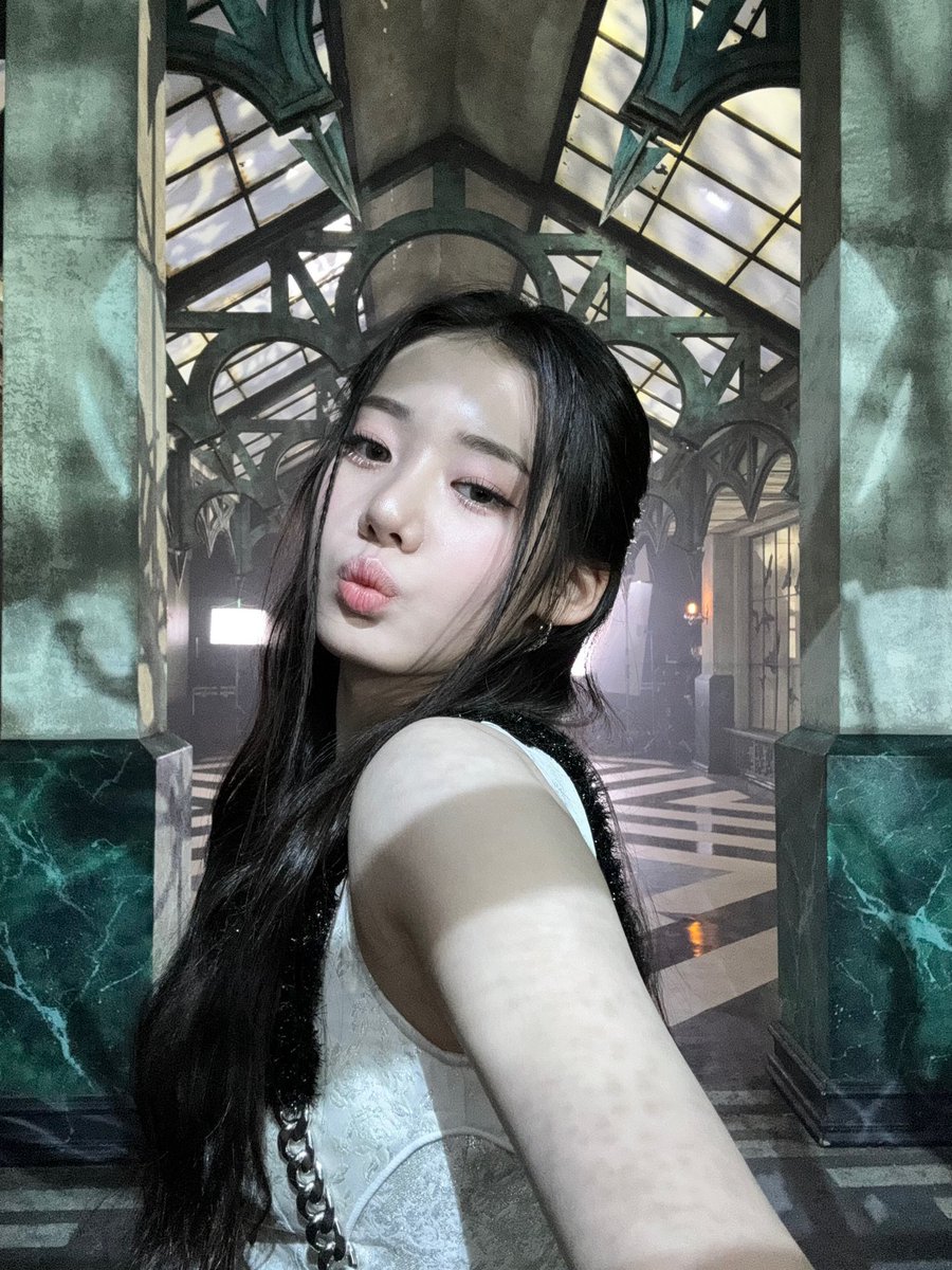 baemonrorah's tweet photo. Showing the alluring all things feminine &amp; dolly with shining eyes and pouty lips makes effortlessly cute and stunning for selca at SHEESH music video set. Can we agree that I am the one that everyone definitely fall for? https://t.co/ORWQzsislG