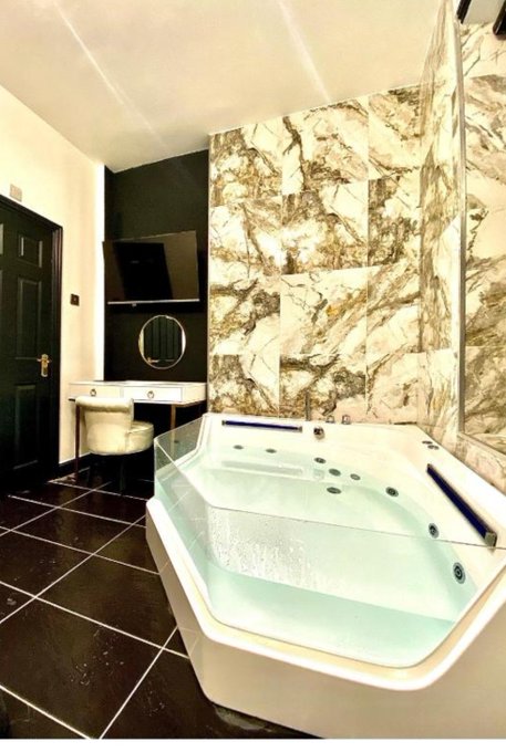 Hey everyone, had a last minute cancellation for tomorrow in London. Looking for female talent for collabs<a href="/tag/mvsales"class="tags"><span>#mvsales</span></a>