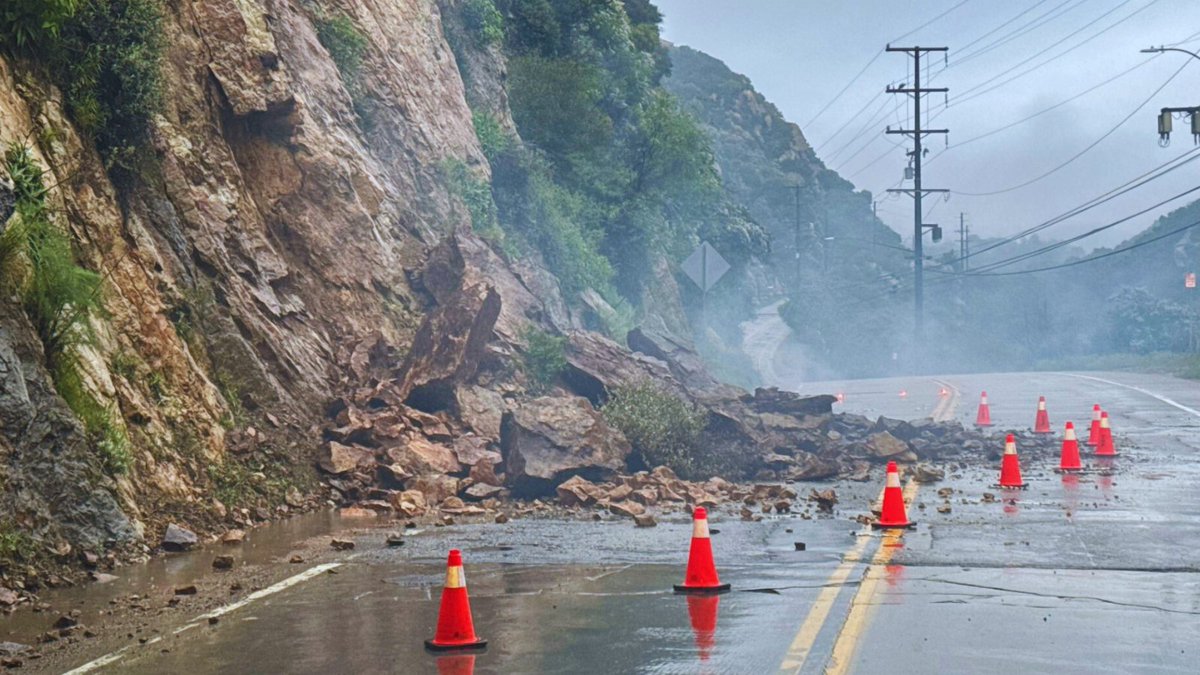 🚧🛑 Malibu Canyon Road Closure 🛑🚧 Due to a rockslide on Malibu Canyon Rd, MD3 road crews are taking necessary precautions by closing the road from Piuma Rd to PCH. Please visit pw.lacounty.gov/roadclosures for further updates. #RoadClosure