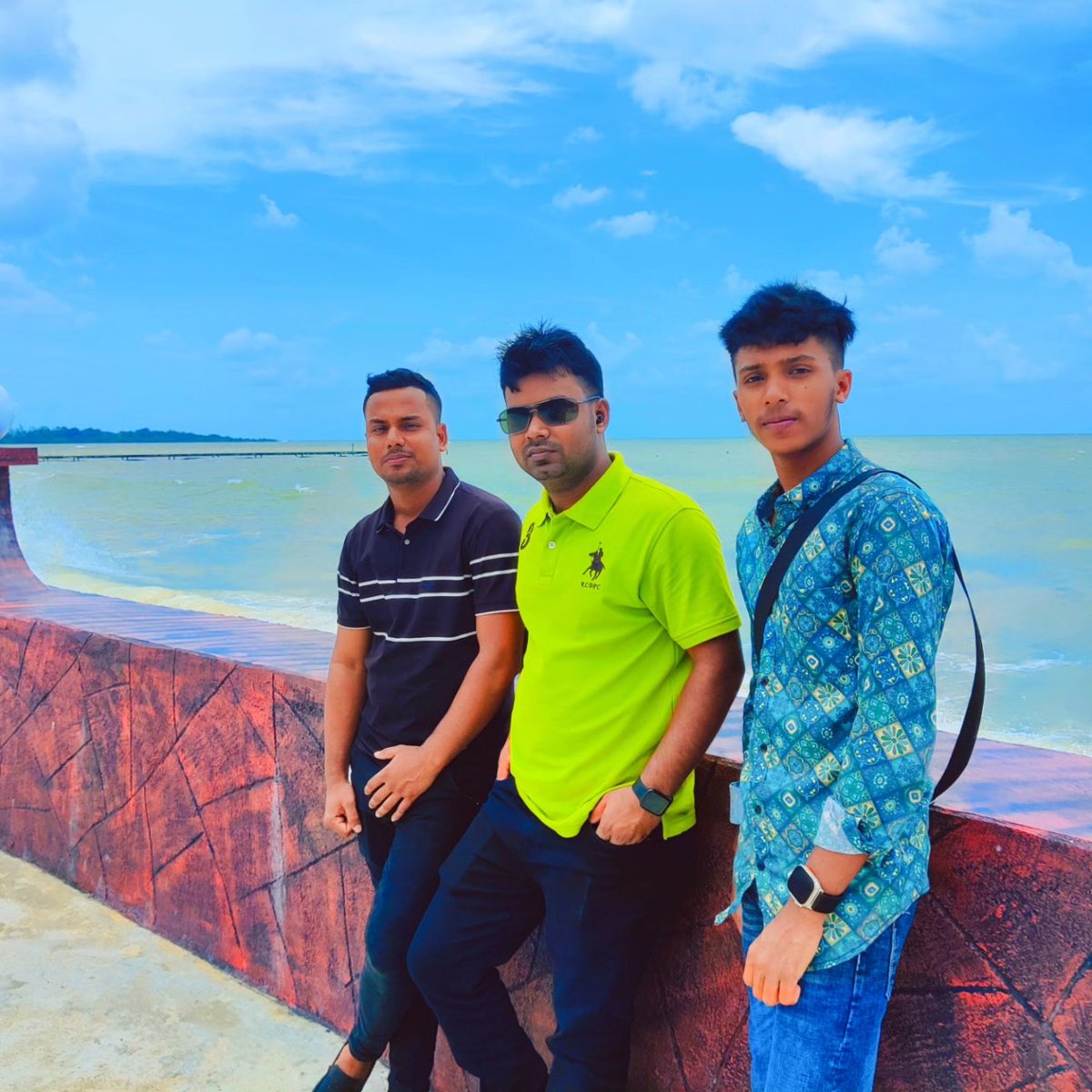 bablo1926's tweet photo. বিশাল সমুদ্রের উত্তাল ঢেউয়ের জলরাশি 
আমাদের জানান দেয়  তার অস্তিত্ব, 
আর প্রাকৃতির বাতাস গুলো যেন 
সমুদ্রের পানির সাথে মিশে ঢেউয়ের ছলে 
খেলায় মেতে উঠে , 
এই বিশাল সমুদ্রের নেই কোন নীরবতা,
যদিও সে বৃষ্টির পরে কিছুটা শান্ত হয় 
আবারও সে গর্জে ওঠে..... https://t.co/5nnyAU1tEu