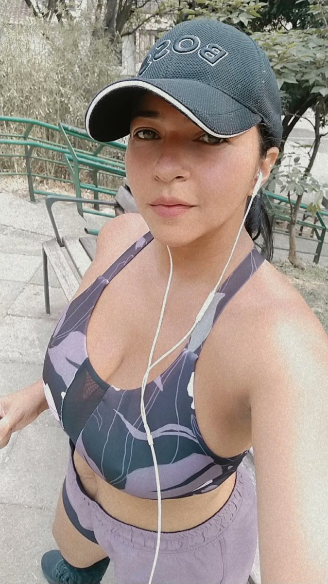 Salí a correr después de un buen tiempo, logré hacer 6k 🏃😁 ( para mí es mucho) Esa cicloruta de Medellín es muy buena !