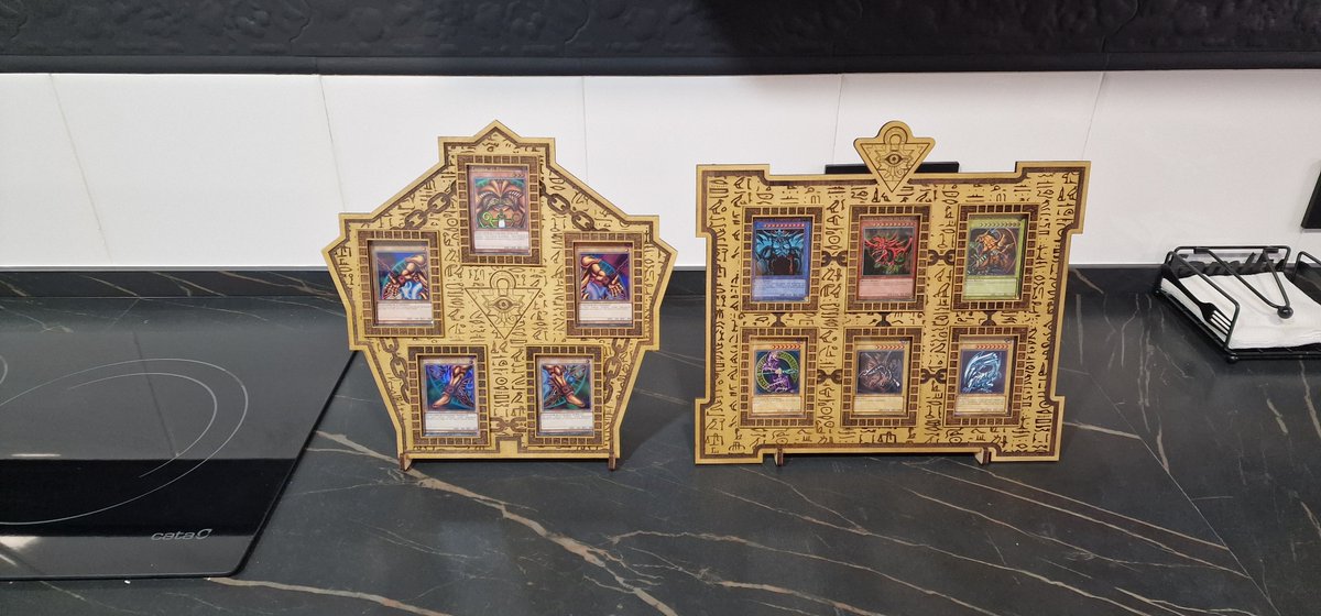Dovald_mafia's tweet photo. Hoy cumplo una de esas cosas que uno piensa que son imposibles hasta que encuentras a un gran artista como es @FrandalfWorks Os dejo por aquí el resultado de un encargo custom: Unos marcos personalizados para exponer mis cartas favoritas de yugioh. https://t.co/OeLEVIK1Cl