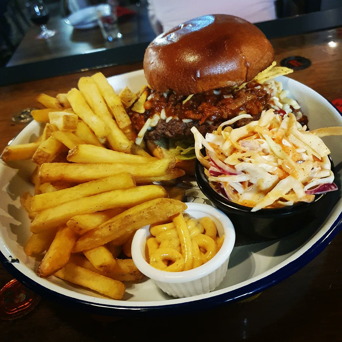 TapSelectBar's tweet image. NEW BURGER SPECIAL - CHILLI CON CARNAGE
Homemade beef patty topped with chef's signature cowboy-style chilli, tortilla chips &amp;amp; cheese, served with fries and coleslaw

You didn't want that supermarket ready meal in the freezer anyway - see you later x