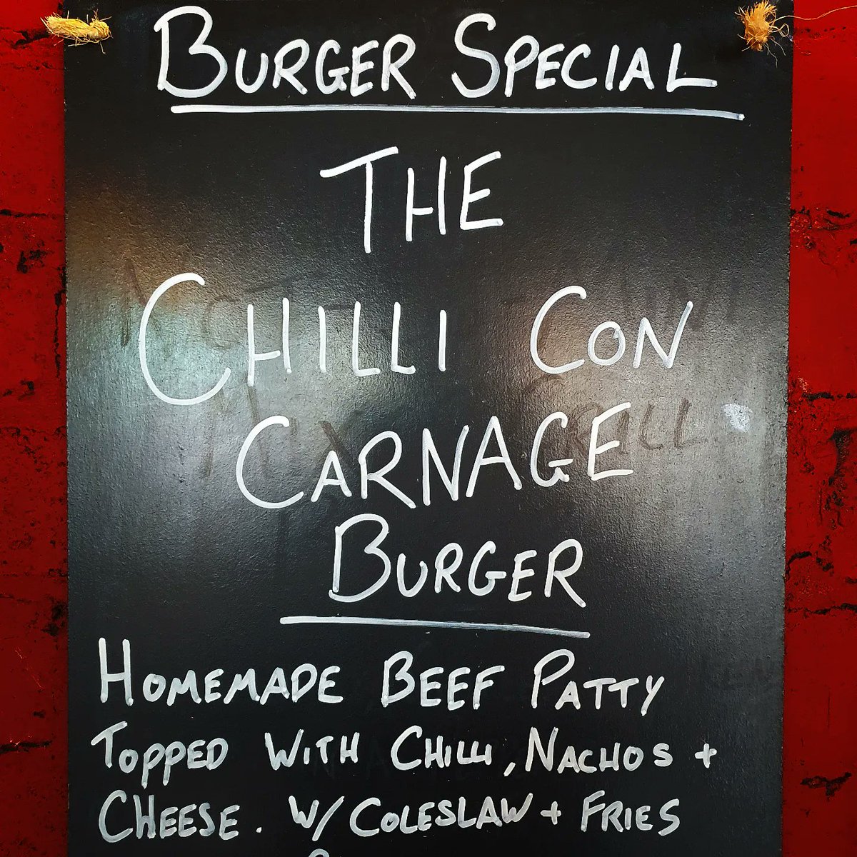 TapSelectBar's tweet image. NEW BURGER SPECIAL - CHILLI CON CARNAGE
Homemade beef patty topped with chef's signature cowboy-style chilli, tortilla chips &amp;amp; cheese, served with fries and coleslaw

You didn't want that supermarket ready meal in the freezer anyway - see you later x