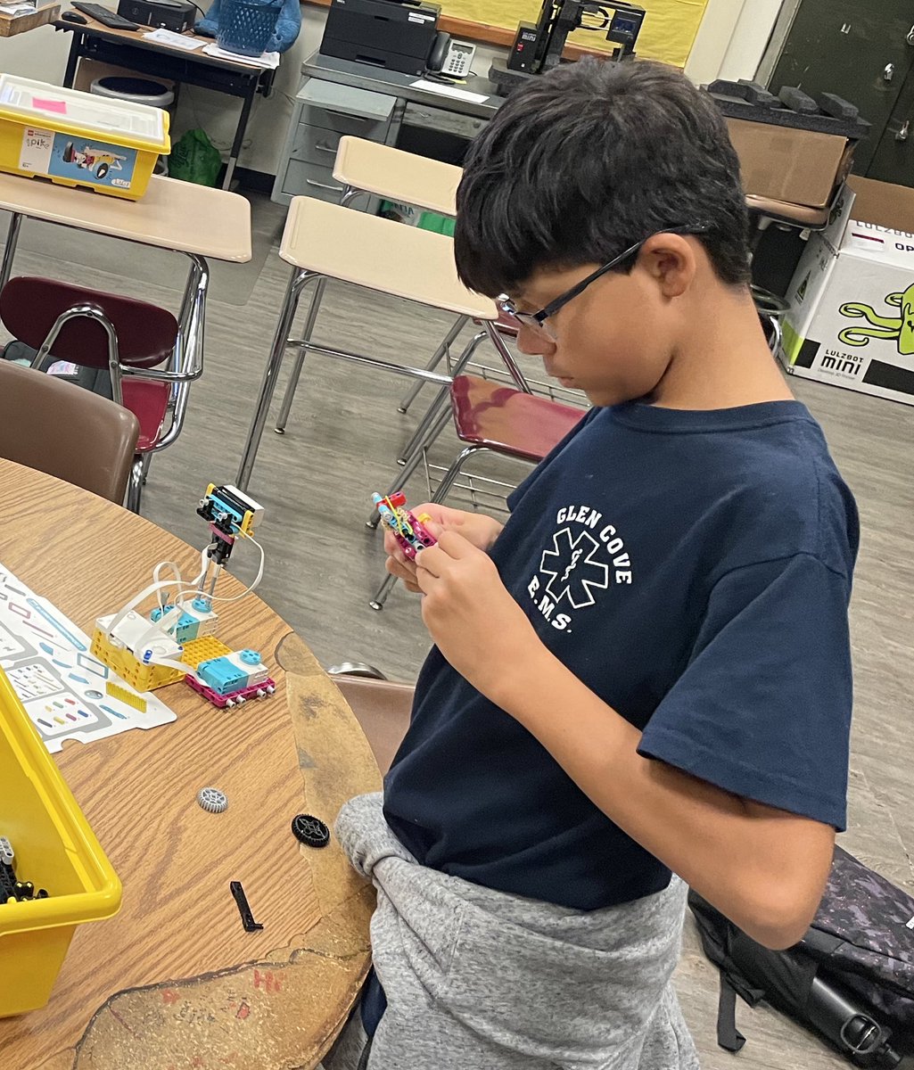 MsSilverman_'s tweet photo. Robotics Club working on their projects! Tune in next week to see our progress. @LEGO_Education @GlenCoveSchools @GCSD_FinleyMS https://t.co/JObyiMmdgn