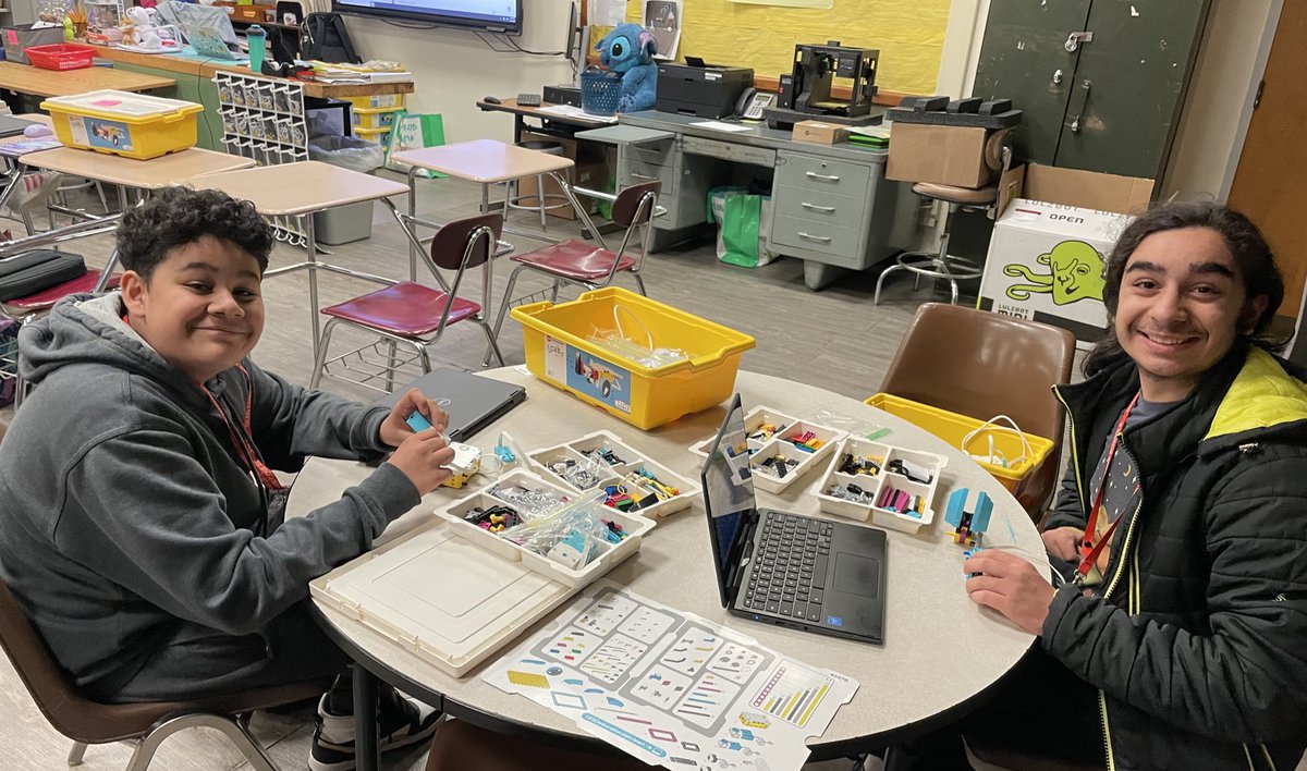 MsSilverman_'s tweet photo. Robotics Club working on their projects! Tune in next week to see our progress. @LEGO_Education @GlenCoveSchools @GCSD_FinleyMS https://t.co/JObyiMmdgn